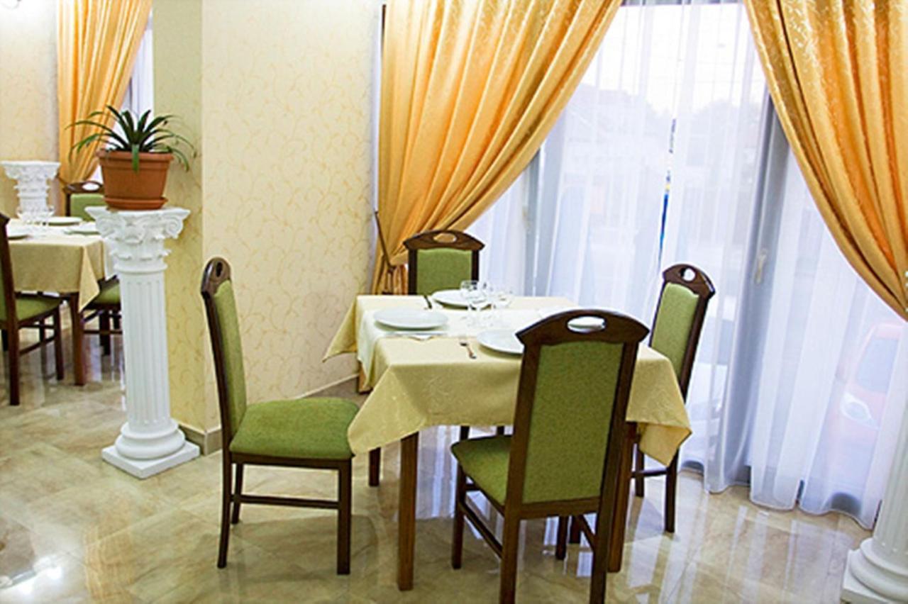 Rhc Royal Hotel Oradea Eksteriør bilde