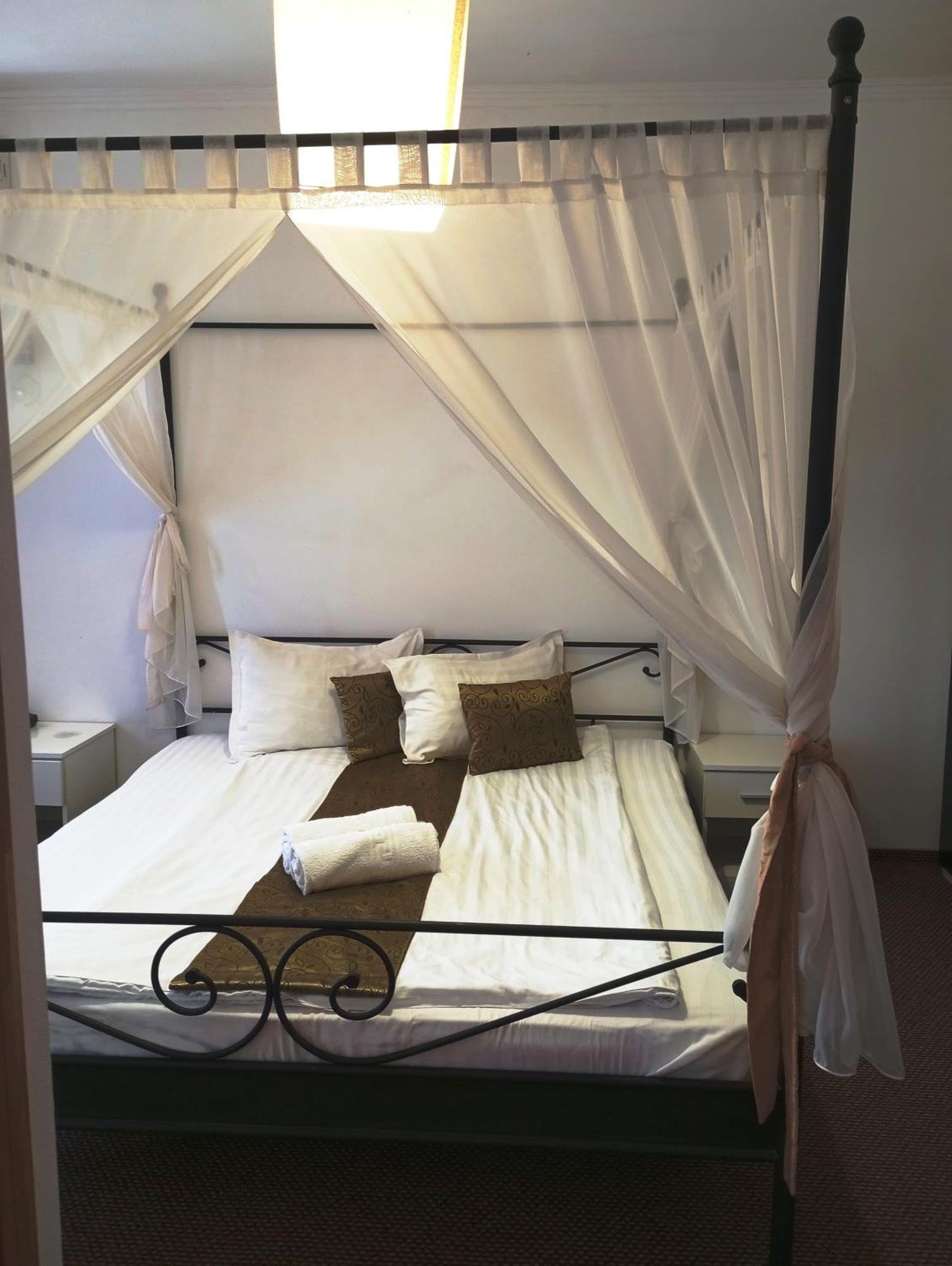 Rhc Royal Hotel Oradea Eksteriør bilde
