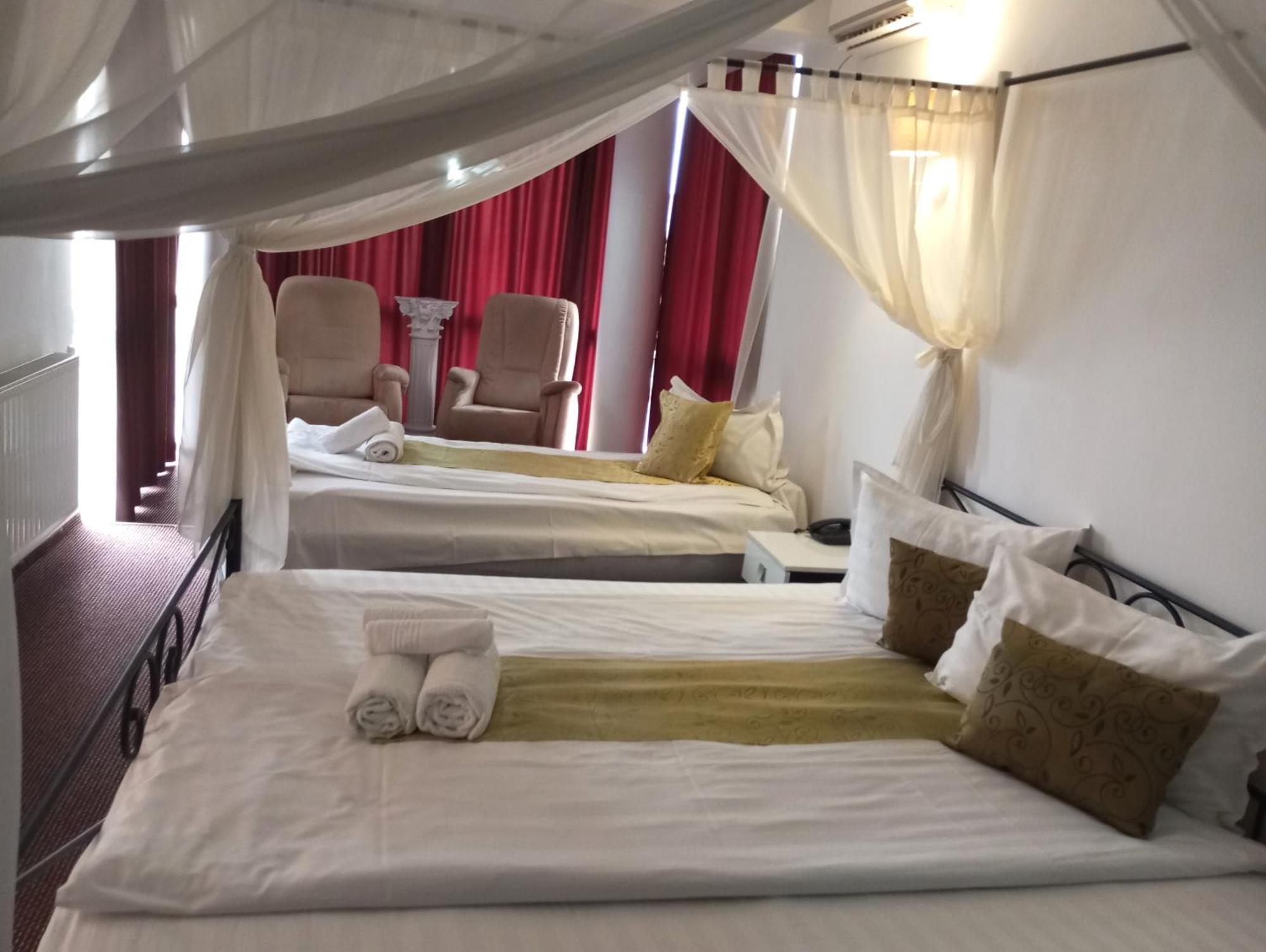 Rhc Royal Hotel Oradea Eksteriør bilde