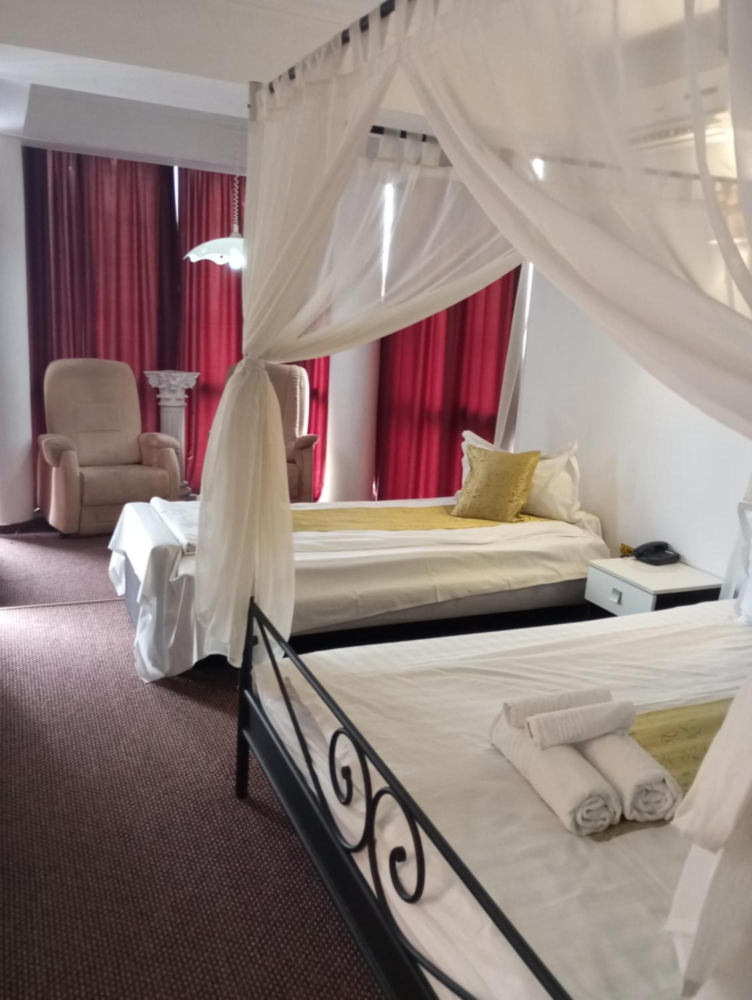 Rhc Royal Hotel Oradea Eksteriør bilde