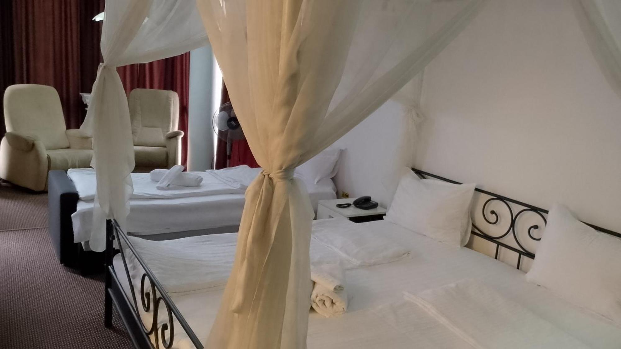Rhc Royal Hotel Oradea Eksteriør bilde