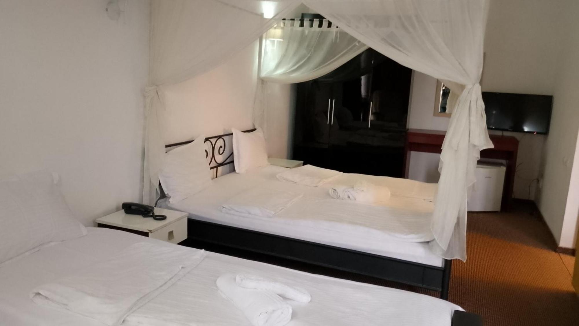 Rhc Royal Hotel Oradea Eksteriør bilde